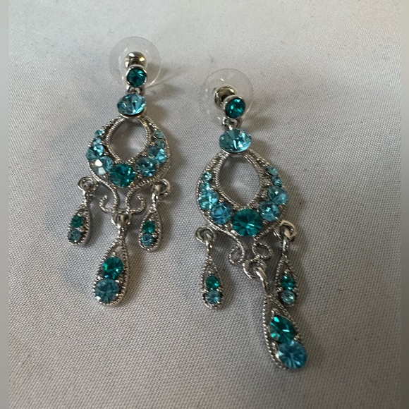 Light blue ice sparkly rhinestone dangle earrings - Picture 5 of 6